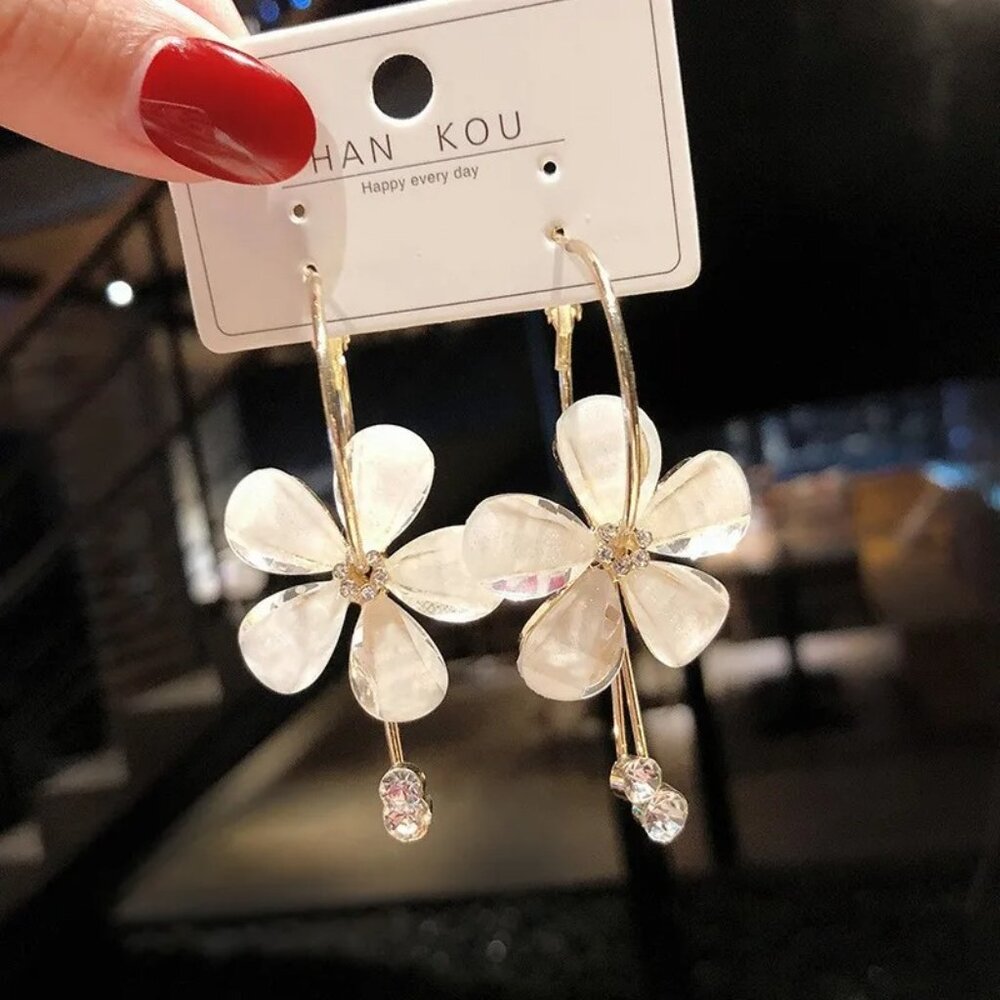 NEW! Elegant  Long Bohemian Floral Glass Earrings  NWOT.